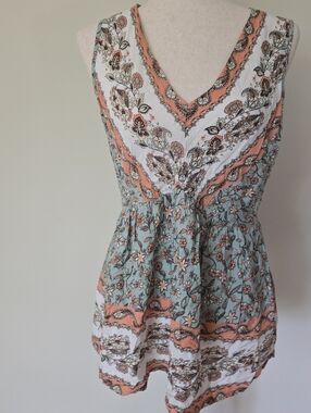 NWT Suzanne Betro Coral, Sage and White Floral V-Neck Tank